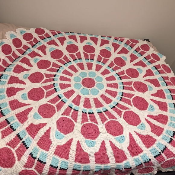 Large Circle Crochet Blanket In Fuchsia White Blue - Picture 3 of 3